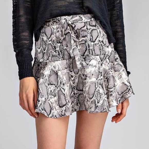 *NEW* SNAKE PRINT SELF-BELT W/ RUFFLED HEM SKIRT - Picture 1 of 5